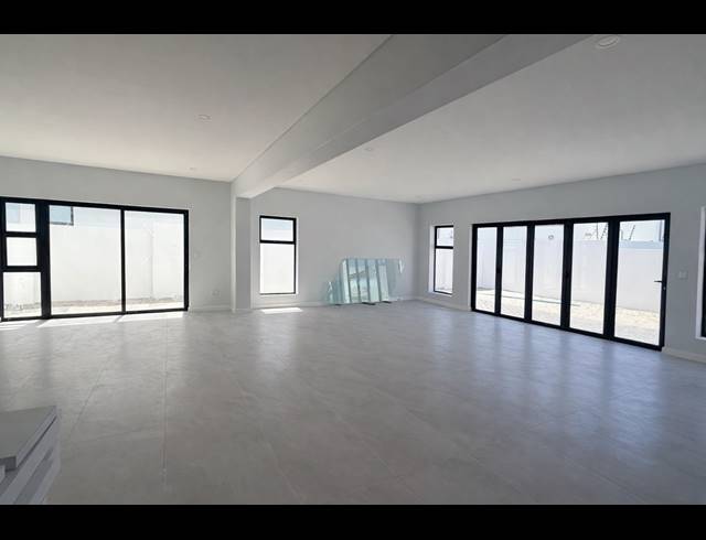 5 BEDROOM HOUSE FOR SALE IN SANDOWN